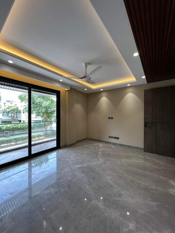 Room in 3.5 BHK Apartment at DLF Regency Park II, Sector 27 – for Sale