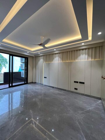 Room in 3.5 BHK Apartment at DLF Regency Park II, Sector 27 – for Sale