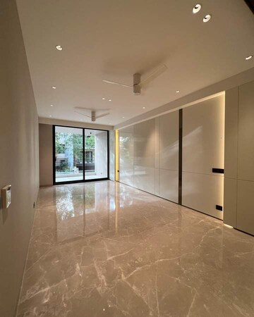 Room in 4 BHK Apartment at DLF The Belaire, Sector 54 – for Sale