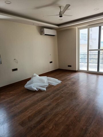 Room in 3.5 BHK Apartment at Ambience Island Lagoon, Sector 24 – for Sale