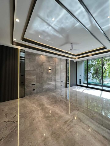 Room in 4 BHK Apartment at DLF The Icon, Dlf Phase V – for Sale