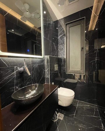 Attached Bathroom in 4 BHK Apartment at DLF The Icon, Dlf Phase V – for Sale