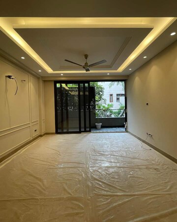 Room in 4 BHK Apartment at DLF The Icon, Dlf Phase V – for Sale