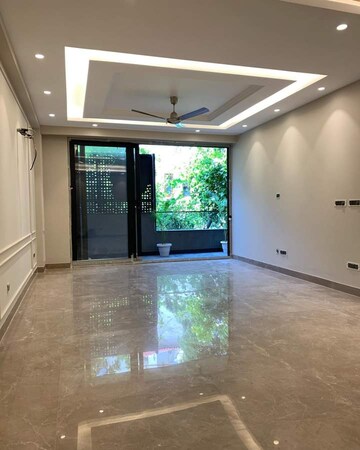 Room in 4 BHK Apartment at DLF The Icon, Dlf Phase V – for Sale