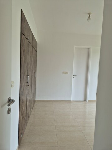 Room in 2.5 BHK Apartment at Heranadani Meadows Gemini, Ghodbunder Road – for Sale
