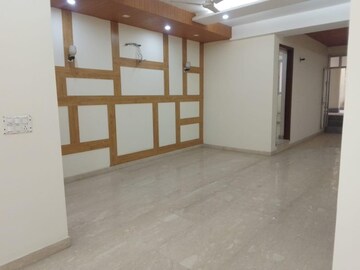 Room in 4 BHK Apartment at DLF The Belvedere Park, Sector 24 – for Sale