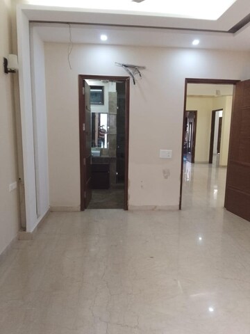 Room in 4 BHK Apartment at DLF The Belvedere Park, Sector 24 – for Sale
