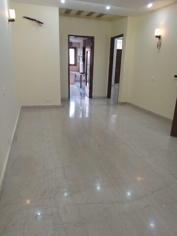 Room in 4 BHK Apartment at DLF The Belvedere Park, Sector 24 – for Sale
