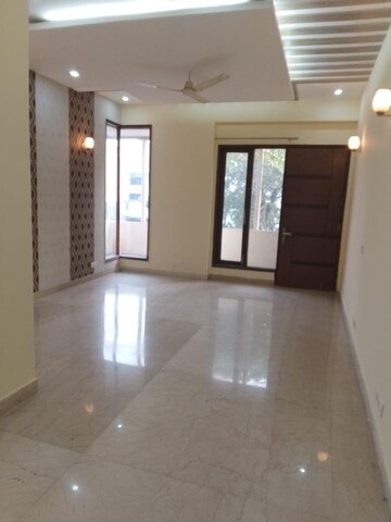 Room in 4 BHK Apartment at DLF The Belvedere Park, Sector 24 – for Sale