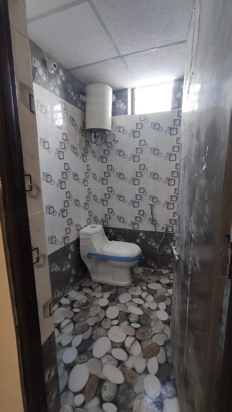 Attached Bathroom, aminabad 1.5 Bedroom 696 Sq.Ft. Apartment In Aminabad Lucknow 7233179