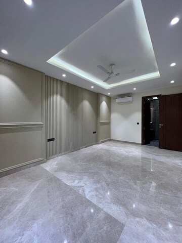Room in 2 BHK Apartment at DLF The Princeton Estate, Dlf Phase V – for Sale