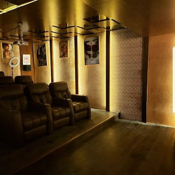 Living Room in 4 BHK Apartment at DLF Trinity Towers, Dlf Phase V – for Sale