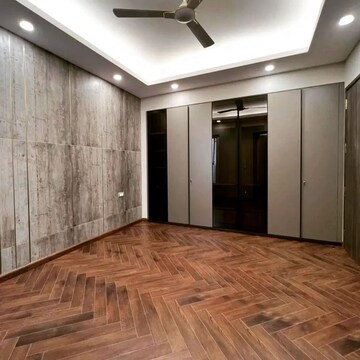 Room in 4 BHK Apartment at DLF Trinity Towers, Dlf Phase V – for Sale