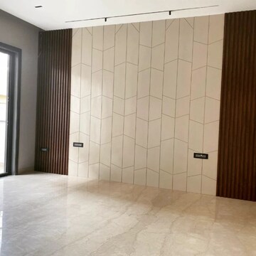 Room in 4 BHK Apartment at DLF Westend Heights, Sector 53 – for Sale