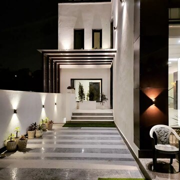 Staircase in 4 BHK Apartment at DLF The Pinnacle, Sector 43 – for Sale