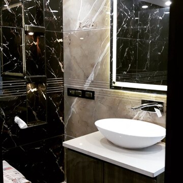 Bathroom in 4 BHK Apartment at DLF Park Place, Sector 54 – for Sale