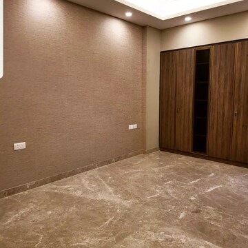Room in 3.5 BHK Apartment at DLF Hamilton Court, Sector 27 – for Sale