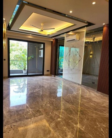 Living Room in 3 BHK Apartment at DLF Ridgewood Estate, Dlf Phase iv – for Sale