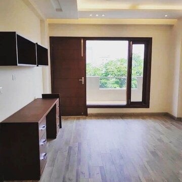 Room in 4 BHK Apartment at DLF Belvedere Towers, Sector 24 – for Sale