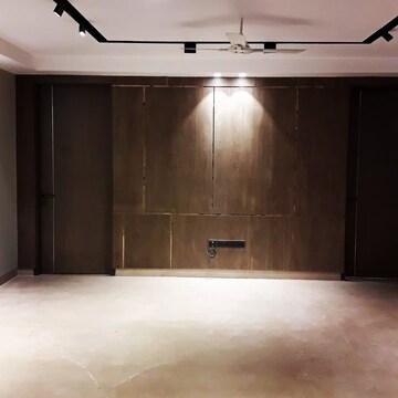 Room in 4 BHK Apartment at DLF Belvedere Towers, Sector 24 – for Sale