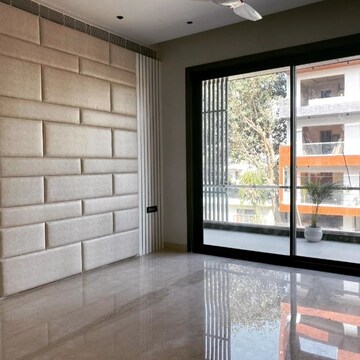 Room in 4 BHK Apartment at DLF Belvedere Towers, Sector 24 – for Sale