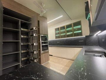 Room in 3 BHK Apartment at DLF Richmond Park, Sector 43 – for Sale