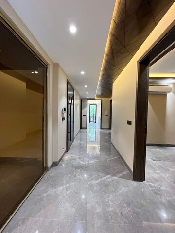 Building Lobby in 3 BHK Apartment at DLF Oakwood Estate, Dlf Phase ii – for Sale