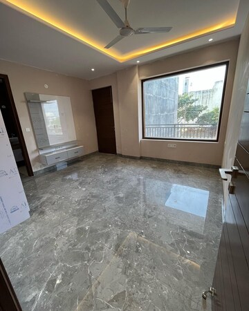 Room in 2 BHK Apartment at Paras Irene, Sector 70a – for Sale