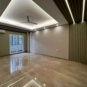 Room in 3.5 BHK Apartment at Ambience Island Lagoon, Sector 24 – for Sale