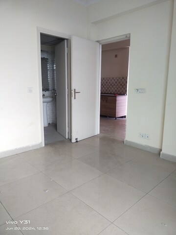 Room in 2.5 BHK Apartment at Gaur City 2 - 16th Avenue, Sector 16c Greater Noida – for Sale