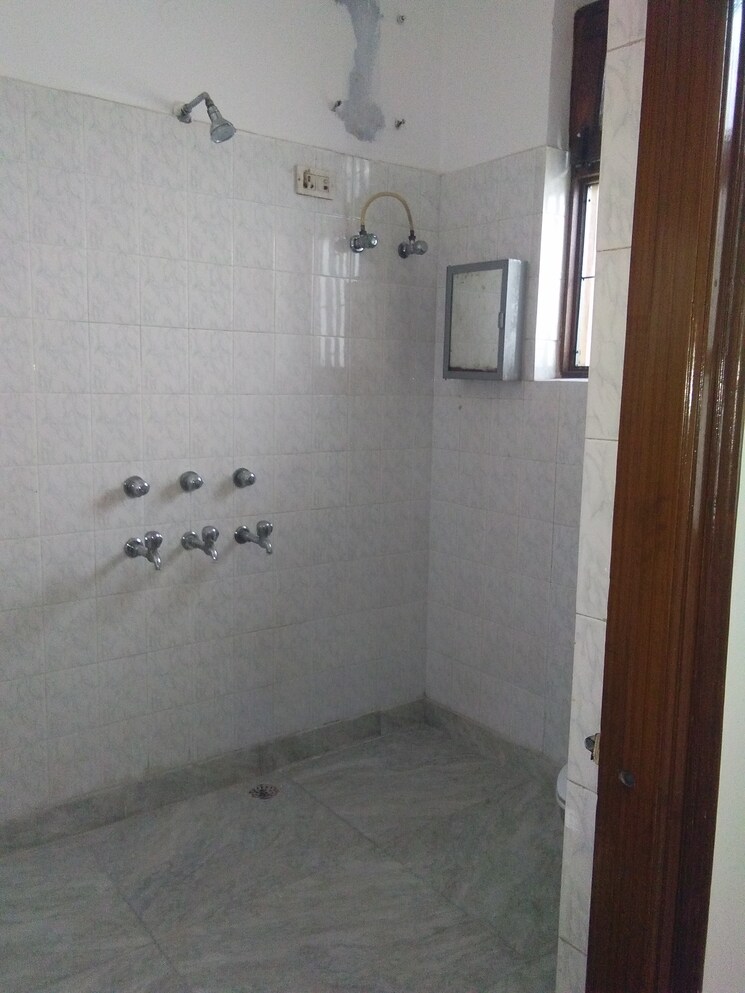 Bathroom, sector 16 3 Bedroom 2150 Sq.Ft. Builder Floor In Sector 16 Faridabad 7240361