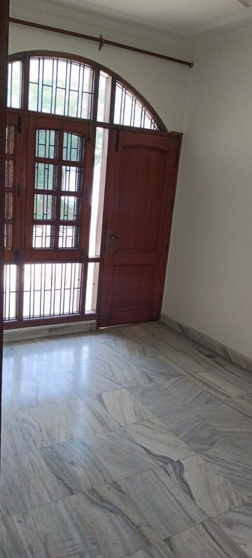 Room in 2 BHK Builder Floor at Sector 14 – for Rent