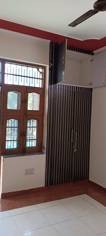 Room in 3 BHK Builder Floor at Sector 15a – for Rent