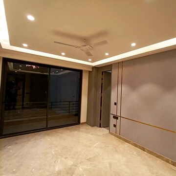 Room in 4 BHK Builder Floor at Unitech South City 1, Sector 41 – for Sale