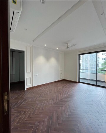 Room in 4 BHK Builder Floor at Unitech South City 1, Sector 41 – for Sale