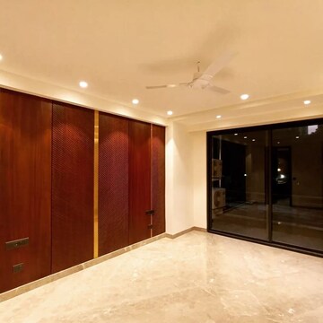 Room in 4 BHK Builder Floor at Unitech South City 1, Sector 41 – for Sale