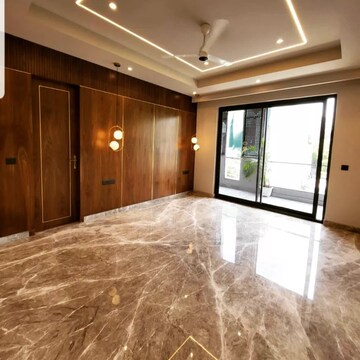Room in 4 BHK Builder Floor at Unitech South City 1, Sector 41 – for Sale