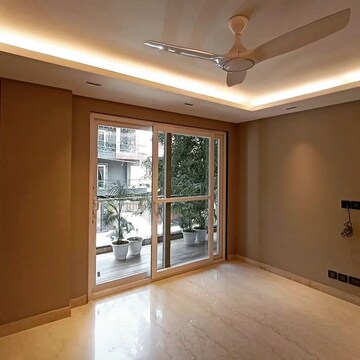 Room in 4 BHK Builder Floor at Unitech South City 1, Sector 41 – for Sale