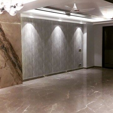 Building Lobby in 4 BHK Builder Floor at Unitech South City 1, Sector 41 – for Sale