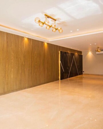 Room in 4 BHK Builder Floor at Unitech South City 1, Sector 41 – for Sale