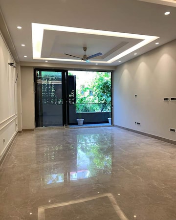 Room in 3.5 BHK Builder Floor at Unitech South City 1, Sector 41 – for Sale