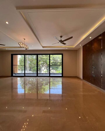 Room in 3.5 BHK Builder Floor at Unitech South City 1, Sector 41 – for Sale
