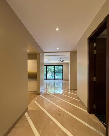 Room in 3.5 BHK Builder Floor at Unitech South City 1, Sector 41 – for Sale