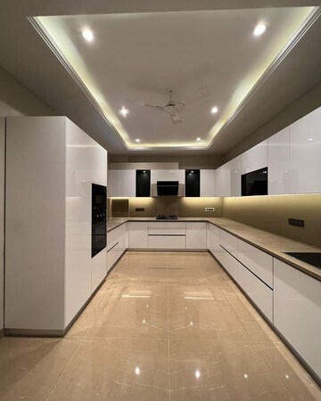 Building Lobby in 3.5 BHK Builder Floor at Unitech South City 1, Sector 41 – for Sale