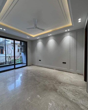 Room in 3.5 BHK Builder Floor at Unitech South City 1, Sector 41 – for Sale