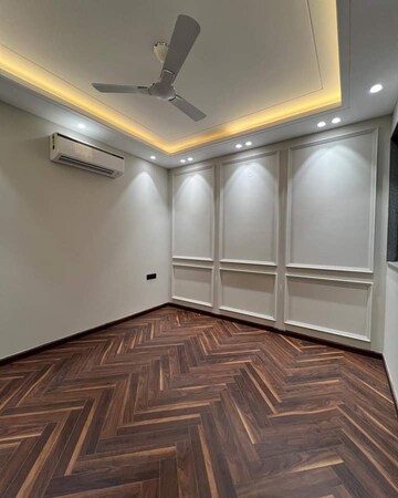 Furnished Amenities in 3.5 BHK Builder Floor at Unitech South City 1, Sector 41 – for Sale