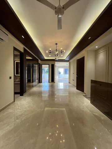 Building Lobby in 3.5 BHK Builder Floor at Unitech South City 1, Sector 41 – for Sale
