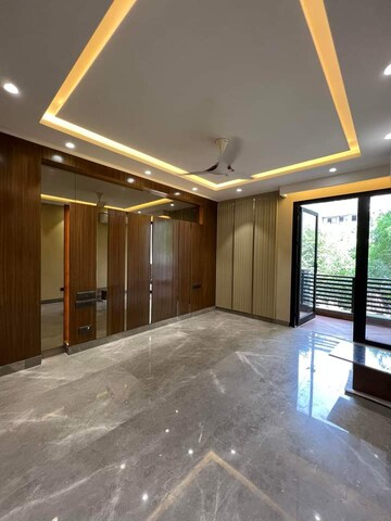 Living Room in 3.5 BHK Builder Floor at Unitech South City 1, Sector 41 – for Sale