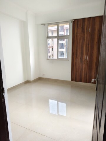 Room in 2.5 BHK Apartment at Amrapali Princely Estate, Sector 76 – for Sale