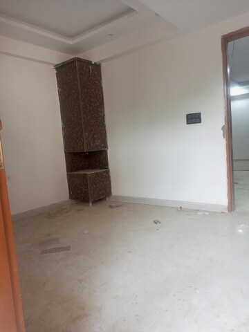 Room in 3 BHK Builder Floor at Sector 73 – for Sale